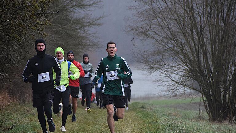 Streckenrekord beim Fuschter Silvesterlauf       -  Auf Teer, Schotter und malerischen Wiesenwegen ging es für die Teilnehmer am Fuschter Silvesterlauf in Richtung Ziel an der Kohlenberg-Arena.