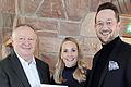 Landrat Thomas Bold (von links) mit Carolin und Gregor Kunzmann vom gleichnamigen Hotel.       -  Landrat Thomas Bold (von links) mit Carolin und Gregor Kunzmann vom gleichnamigen Hotel.