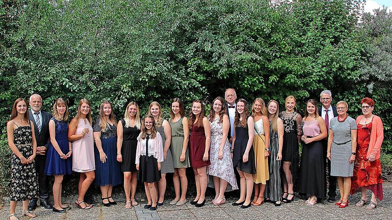 Abschlussfeier der Fachakademie für Sozialpädagogik am BBZ Münnerstadt:  Anika Schmitt, Schulleiter Harry Koch, Sonja Göbel, Anna-Lena Groß, Sarah  Kohlhepp, Mona Wagner, Denise Eberhardt, Leonie Beck, Ronja Menz, Jana  Hofmann, Ronja Kotasek, Bürgermeister Helmut Blank, Michaela Weber, Lea  Scheuplein, Nicole Taub Mann, Verena Rößer, Lena Mauder, der  stellvertretende Schulleiter Christian Zintl, Bundestagsabgeordnete Sabine  Dittmar und die stellvertretende Landrätin Monika Horcher. Foto: D...       -  Abschlussfeier der Fachakademie für Sozialpädagogik am BBZ Münnerstadt:  Anika Schmitt, Schulleiter Harry Koch, Sonja Göbel, Anna-Lena Groß, Sarah  Kohlhepp, Mona Wagner, Denise Eberhardt, Leonie Beck, Ronja Menz, Jana  Hofmann, Ronja Kotasek, Bürgermeister Helmut Blank, Michaela Weber, Lea  Scheuplein, Nicole Taub Mann, Verena Rößer, Lena Mauder, der  stellvertretende Schulleiter Christian Zintl, Bundestagsabgeordnete Sabine  Dittmar und die stellvertretende Landrätin Monika Horcher. Foto: Dieter  Britz
