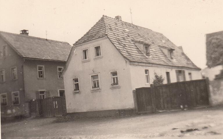 Das Elternhaus von Klara Krapf in der heutigen Hauptstraße 14. Damals war das Haus, das später durch einen Neubau ersetzt wurde, im Ort die Hausnummer 41. Das Elternhaus von Klara Krapf in der heutigen Hauptstraße 14. Damals war das Haus, das später durch einen Neubau ersetzt wurde, im Ort die Hausnummer 41.