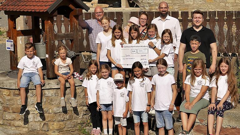 Große Freude herrschte bei der Spendenübergabe bei (von links): Rainer Kogelschatz, Heike Fuchs, Jürgen Wittstadt, Fabian Kunz sowie den Kindern.&nbsp;