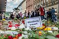 Blick auf die Gedenkstätte am Barbarossaplatz in Würzburg am Freitag, 2. Juli.&nbsp; Eine Woche zuvor hatte ein psychisch kranker Somalier hier in einem Kaufhaus drei Menschen getötet, mehrere andere schwer verletzt. Jetzt diskutierten Experten über die Probleme bei der Behandlung&nbsp; psychisch kranker Migranten.&nbsp;