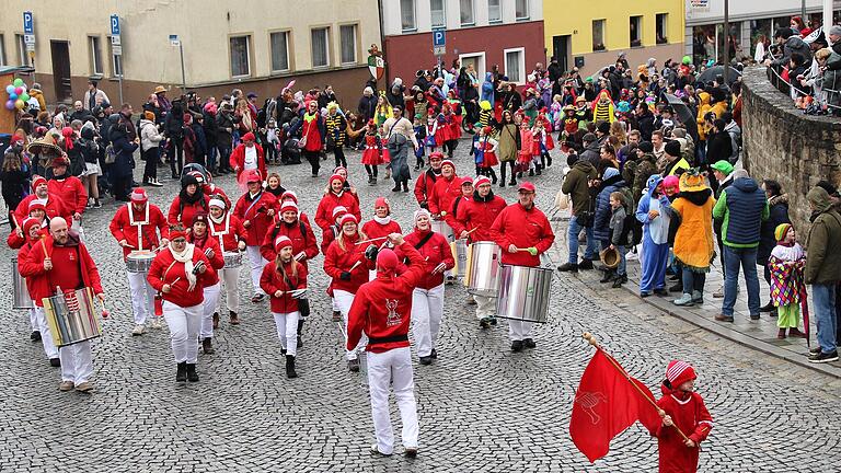 Die 'Bandan Sambistas' aus Hendungen heizten dem Narrenvolk tüchtig ein.