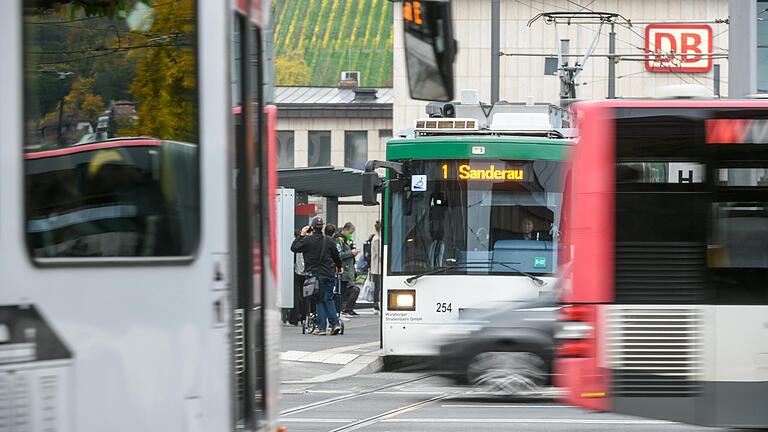 Ob Bus, Straßenbahn oder Zug: Mit dem Deutschland-Ticket können Auszubildende für monatlich 29 Euro, Studierende teils noch erheblich günstiger den bundesweiten Nah- und Regionalverkehr nutzen. Ob Bus, Straßenbahn oder Zug: Mit dem Deutschland-Ticket können Auszubildende für monatlich 29 Euro, Studierende teils noch erheblich günstiger den bundesweiten Nah- und Regionalverkehr nutzen.