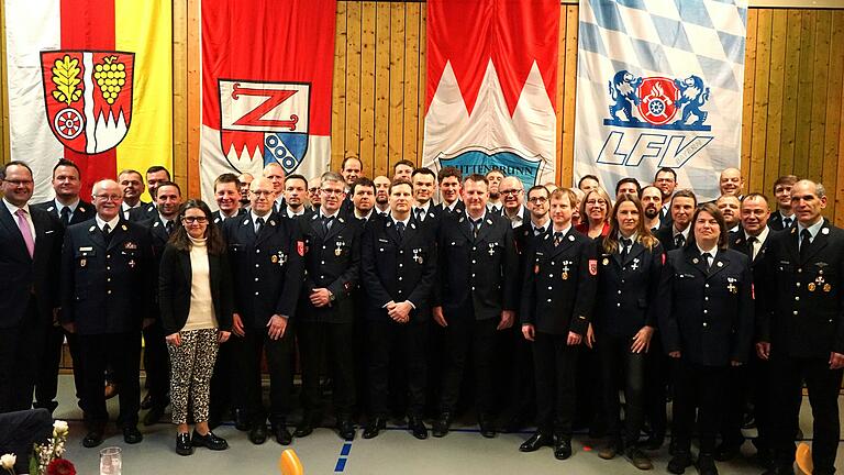 Diese Personen wurden mit dem Ehrenabzeichen der Feuerwehr für 25 Jahre aktiven Dienst ausgezeichnet. Diese Personen wurden mit dem Ehrenabzeichen der Feuerwehr für 25 Jahre aktiven Dienst ausgezeichnet.