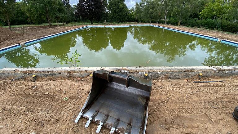 Seit vergangenen Sommer eine Baustelle: Volkachs neues Freibad soll rechtzeitig zur Saison 2026 fertig sein. Seit vergangenen Sommer eine Baustelle: Volkachs neues Freibad soll rechtzeitig zur Saison 2026 fertig sein.