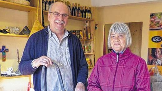 Taschen aus Indien: Wilfried Huber, der für Dwp unterwegs ist, zeigte im Königshöfer Weltladen Teile des reichhaltigen Sortiments der drittgrößten Fairhandelsgesellschaft Deutschlands. Rechts im Bild Jutta Heizer als Vertreterin des Weltladenteams. Taschen aus Indien: Wilfried Huber, der für Dwp unterwegs ist, zeigte im Königshöfer Weltladen Teile des reichhaltigen Sortiments der drittgrößten Fairhandelsgesellschaft Deutschlands. Rechts im Bild Jutta Heizer als Vertreterin des Weltladenteams.