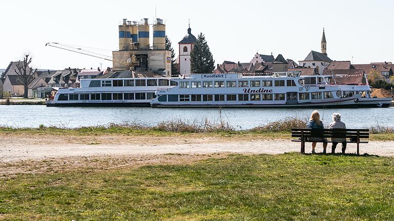 Die Gestaltung des Mainufers in Volkach (im Bild) wird einer der großen Brocken des Volkacher Haushalts in den kommenden Jahren. Dieser lässt aufgrund der knappen Einnahmen wenig Spielraum zu.