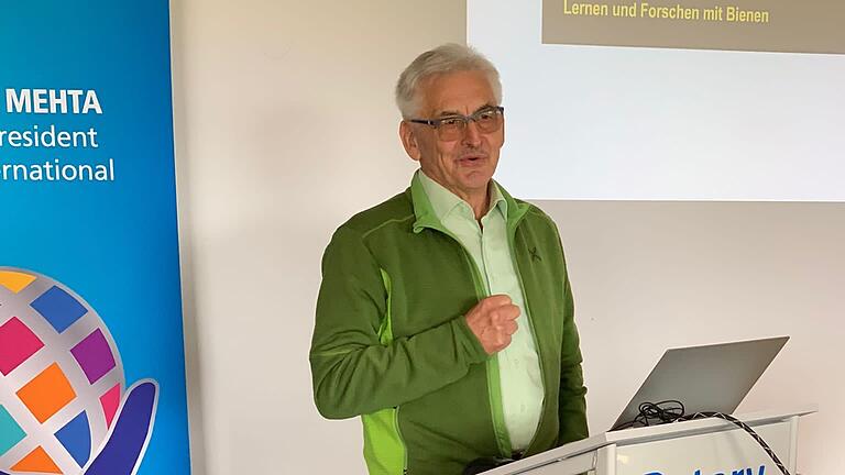 Kurt Haßfurter, Präsident des RC Schweinfurt Friedrich Rückert, bei Erklärungen zur Technik und Ergebnisgewinnung. Kurt Haßfurter, Präsident des RC Schweinfurt Friedrich Rückert, bei Erklärungen zur Technik und Ergebnisgewinnung.