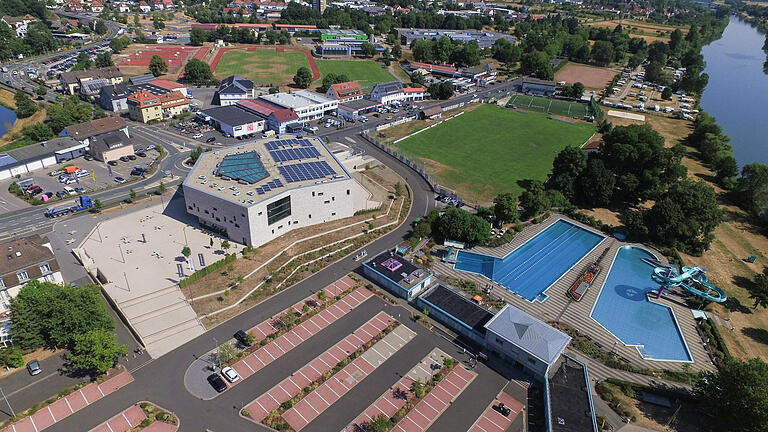 Seit mehreren Jahren hat die Stadt Lohr große finanzielle Sorgen. Im Bild sind mit Stadthalle und Freibad nur zwei der vielen städtischen Einrichtungen zu sehen, deren Unterhaltskosten der Stadt kaum Spielraum für Investitionen ließen. Daran wird sich so schnell wohl nichts ändern. Seit mehreren Jahren hat die Stadt Lohr große finanzielle Sorgen. Im Bild sind mit Stadthalle und Freibad nur zwei der vielen städtischen Einrichtungen zu sehen, deren Unterhaltskosten der Stadt kaum Spielraum für Investitionen ließen. Daran wird sich so schnell wohl nichts ändern.
