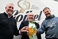 Da haben die Bürgermeister gut lachen. Bierprobe für das Partnerschaftsbier 'Grünecker' in der Goikel Bräu in Halsbach. Von links: Grünsfelds Bürgermeister Joachim Markert, Rienecks Bürgermeister Sven Nickel, Braumeister Manuel Müller.