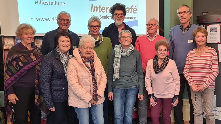 Die Digital-Lotsen Gisela Cronimus-Hohmann, Gernot Geyer, Bernd Keller, Georg Verweyen sowie Ulrike und Stephan Debes helfen Seniorinnen und Senioren beim Einstieg in die Nutzung des Internet.