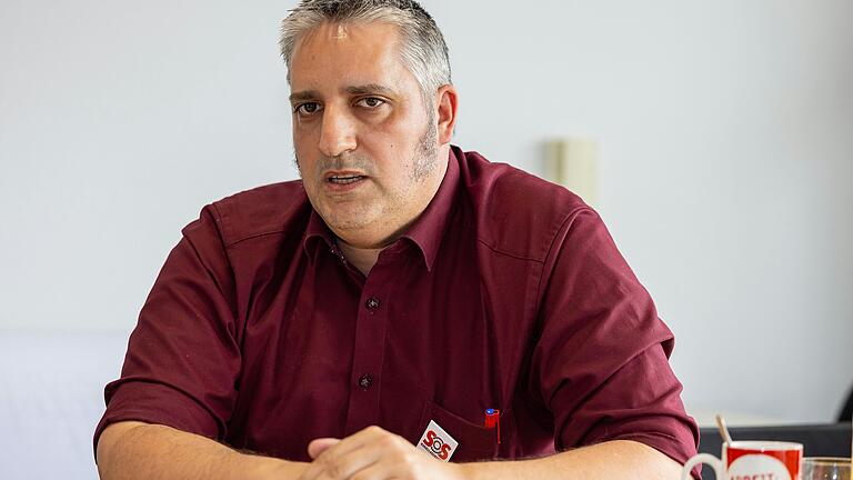 Sebastian Schierling, Betriebsratsvorsitzender bei Bosch Rexroth in Schweinfurt, ist sehr zufrieden mit dem Verhandlungsergebnis mit dem Arbeitgeber zum Thema Arbeitsplatzabbau. Sebastian Schierling, Betriebsratsvorsitzender bei Bosch Rexroth in Schweinfurt, ist sehr zufrieden mit dem Verhandlungsergebnis mit dem Arbeitgeber zum Thema Arbeitsplatzabbau.