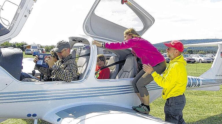 Passagiere an Bord: Die Flieger boten den Besuchern Rundflüge über Ostheim und Umgebung an.