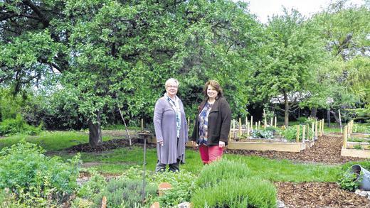 Nahe an der Natur: Ingeborg Hübner und Heike Sauer (links) eröffnen den Kräuterhof Ebenhof.