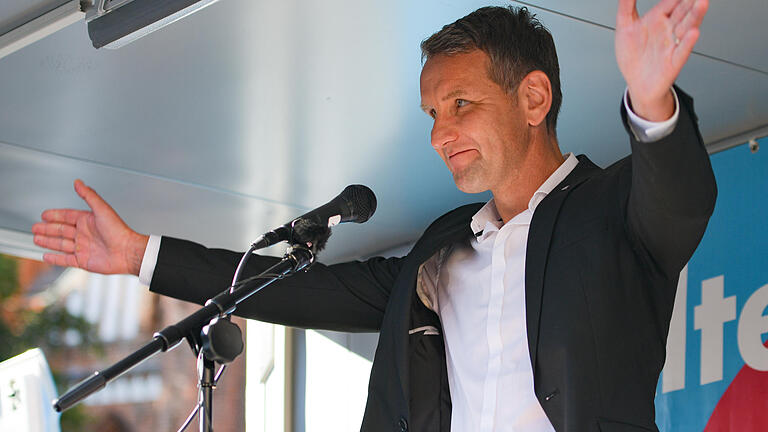 AfD-Politiker Höcke - Archivbild: Björn Höcke, Fraktionsvorsitzender der AfD im Thüringer Landtag, begrüßt am 19.08.2016 in Schwerin (Mecklenburg-Vorpommern) auf dem Marktplatz Teilnehmer einer Wahlkampfveranstaltung seiner Partei. AfD-Politiker Höcke - Archivbild: Björn Höcke, Fraktionsvorsitzender der AfD im Thüringer Landtag, begrüßt am 19.08.2016 in Schwerin (Mecklenburg-Vorpommern) auf dem Marktplatz Teilnehmer einer Wahlkampfveranstaltung seiner Partei.