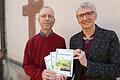 Pfarrgemeinderatsvorsitzende Barbara Oschmann hat mit Unterstützung von Pastoralreferent Markus Waite einen Fastenkalender herausgegeben, der Impulse zum sorgsamen Umgang mit Aluminium gibt.  Foto: Wolfgang Dünnebier       -  Pfarrgemeinderatsvorsitzende Barbara Oschmann hat mit Unterstützung von Pastoralreferent Markus Waite einen Fastenkalender herausgegeben, der Impulse zum sorgsamen Umgang mit Aluminium gibt.  Foto: Wolfgang Dünnebier