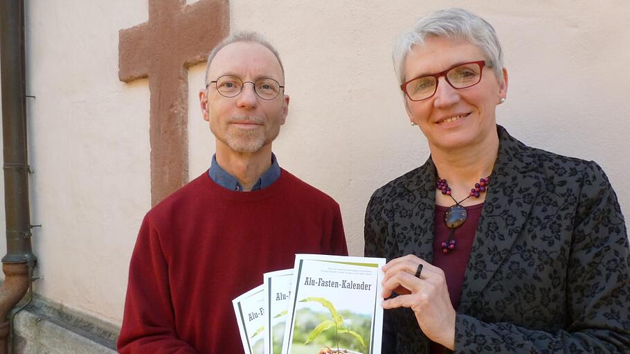 Pfarrgemeinderatsvorsitzende Barbara Oschmann hat mit Unterstützung von Pastoralreferent Markus Waite einen Fastenkalender herausgegeben, der Impulse zum sorgsamen Umgang mit Aluminium gibt.  Foto: Wolfgang Dünnebier       -  Pfarrgemeinderatsvorsitzende Barbara Oschmann hat mit Unterstützung von Pastoralreferent Markus Waite einen Fastenkalender herausgegeben, der Impulse zum sorgsamen Umgang mit Aluminium gibt.  Foto: Wolfgang Dünnebier