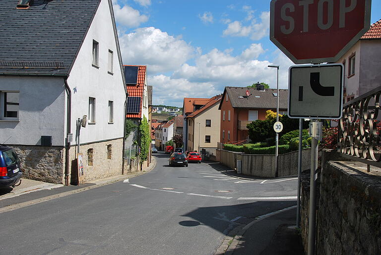 Die Anwohner der Burgstraße befürchten, dass nach dem Bau der Westumgehung viele Fahrzeuglenker durch die schmale Straße abkürzen. Die Anwohner der Burgstraße befürchten, dass nach dem Bau der Westumgehung viele Fahrzeuglenker durch die schmale Straße abkürzen.