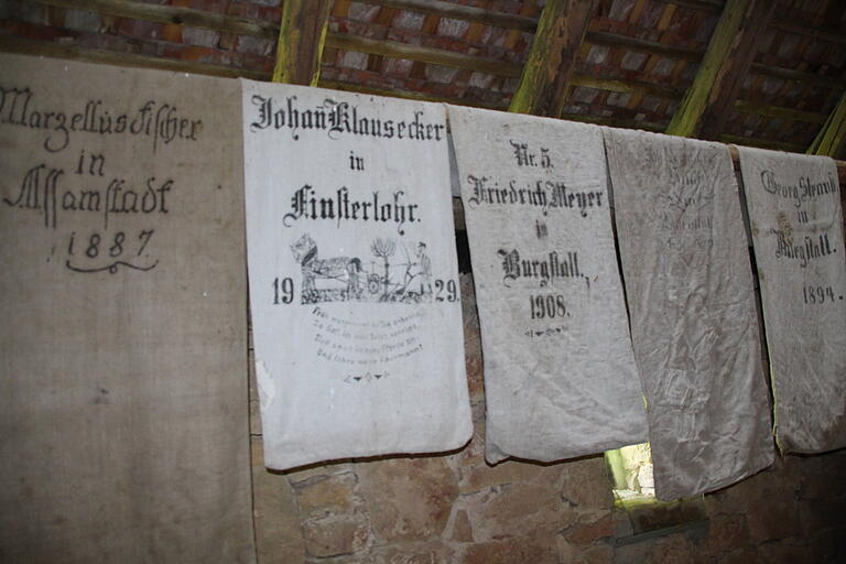 Zu Tuch verwoben, wurde das Leinen zu Kleidung oder Säcken weiterverarbeitet. Zu Tuch verwoben, wurde das Leinen zu Kleidung oder Säcken weiterverarbeitet.