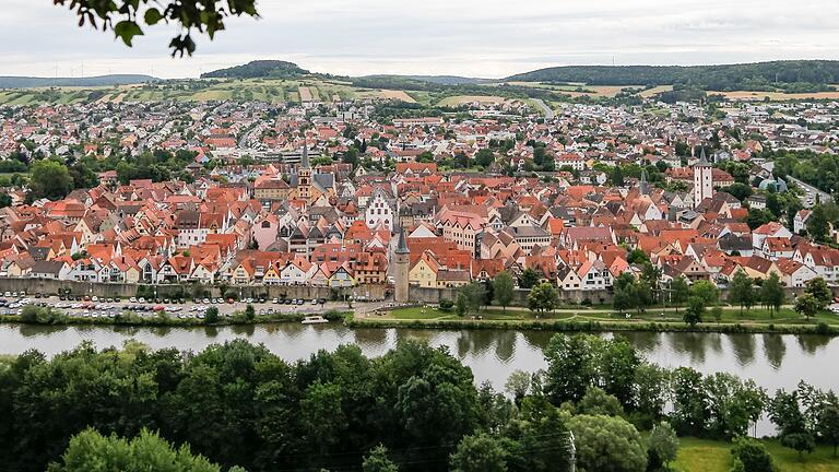 Auf Gebäudedächern dürfen in der historischen Altstadt derzeit keine vom Straßenraum sichtbaren Solaranlagen gebaut werden. Könnte sich das bald ändern?&nbsp;