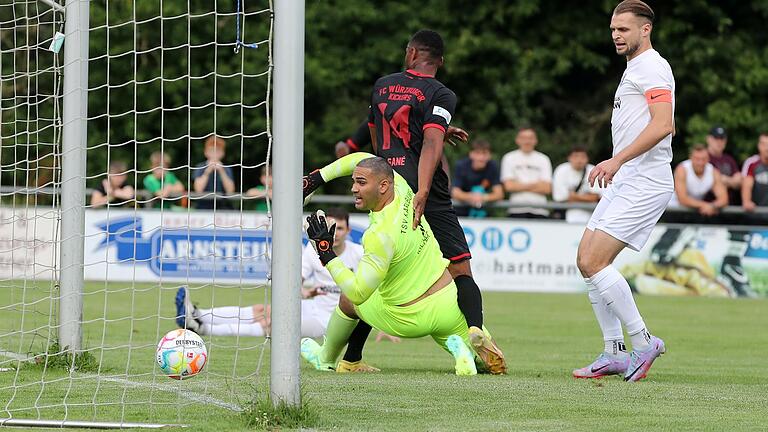 Die 1:0-Führung der Kickers nach nur fünf Minuten: Karlburgs Cedric Fenske (links verdeckt) hat die Hereingabe von Benjika Caciel abgefälscht, Würzburgs Angreifer Saliou Sane (Zweiter von rechts) verstellt TSV-Keeper Marvin Fischer-Vallecilla (Zweiter von links) die Sicht, so dass Kapitän Marvin Schramm (rechts) auch nichts mehr retten kann.