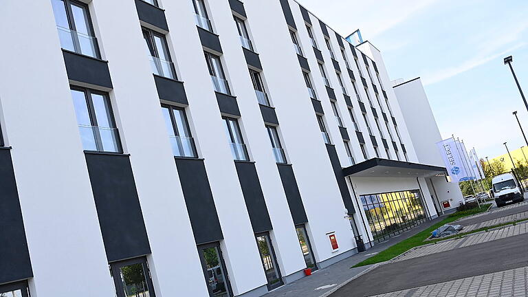 Select Hotel, Neubau, im GVZ Augsburg.jpeg       -  Seit rund einem Jahr hat das Hotel im Güterverkehrszentrum Augsburg geöffnet, nun soll es in eine Asylunterkunft für bis zu 440 Männer umgewandelt werden.