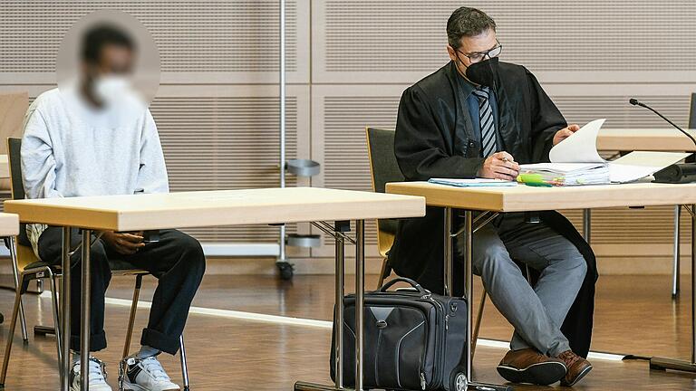 Im Juni 2021 tötete ein Mann bei einer Messerattacke am Barbarossaplatz in Würzburg drei Frauen. Hanjo Schrepfer (rechts) war im Prozess sein Pflichtverteidiger. Im Juni 2021 tötete ein Mann bei einer Messerattacke am Barbarossaplatz in Würzburg drei Frauen. Hanjo Schrepfer (rechts) war im Prozess sein Pflichtverteidiger. 