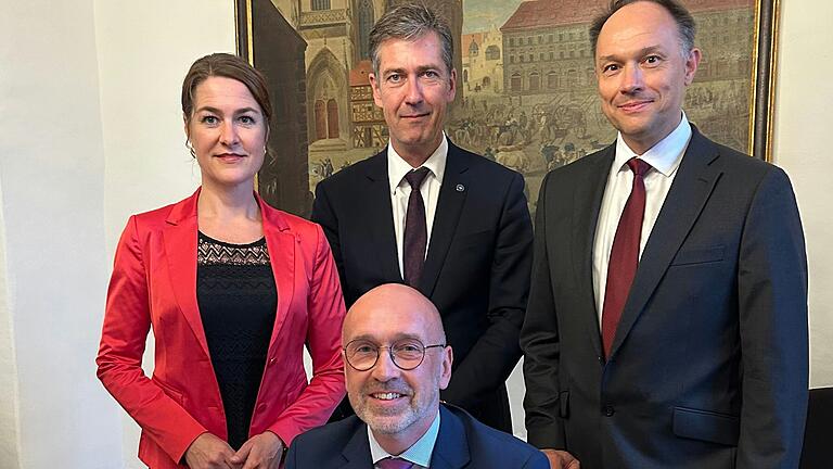 AUf dem Bild (von links): Dörte Schulte-Derne, Armin Lewetz (sitzend), Oberbürgermeister Christian Schuchardt, Ralf Willrett. AUf dem Bild (von links): Dörte Schulte-Derne, Armin Lewetz (sitzend), Oberbürgermeister Christian Schuchardt, Ralf Willrett.