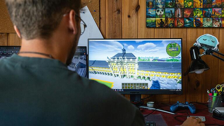 Aaron Gentner baut gemeinsam mit Marie Weiand die Stadt Würzburg im Computerspiel Minecraft nach - in Originalgröße. Aaron Gentner baut gemeinsam mit Marie Weiand die Stadt Würzburg im Computerspiel Minecraft nach - in Originalgröße.