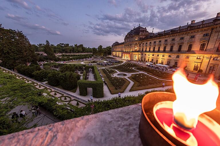 Mehrere Tausend Menschen lauschten 2023) während der Kleinen Nachtmusik im Hofgarten der Würzburger Residenz den Klängen des Philharmonischen Orchesters Würzburg. Mehrere Tausend Menschen lauschten 2023) während der Kleinen Nachtmusik im Hofgarten der Würzburger Residenz den Klängen des Philharmonischen Orchesters Würzburg.