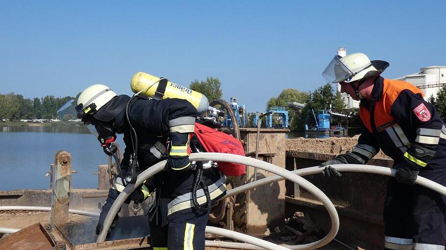 Feuer im Maschinenraum: Ein angenommener Brand auf einem Schubleichter war Teil des Szenarios, das sich die Verantwortlichen für die Großübung in Sand am Main aus gedacht hatten. Hier kam auch Atemschutz zum Einsatz.  Fotos: Christian Licha       -  Feuer im Maschinenraum: Ein angenommener Brand auf einem Schubleichter war Teil des Szenarios, das sich die Verantwortlichen für die Großübung in Sand am Main aus gedacht hatten. Hier kam auch Atemschutz zum Einsatz.  Fotos: Christian Licha