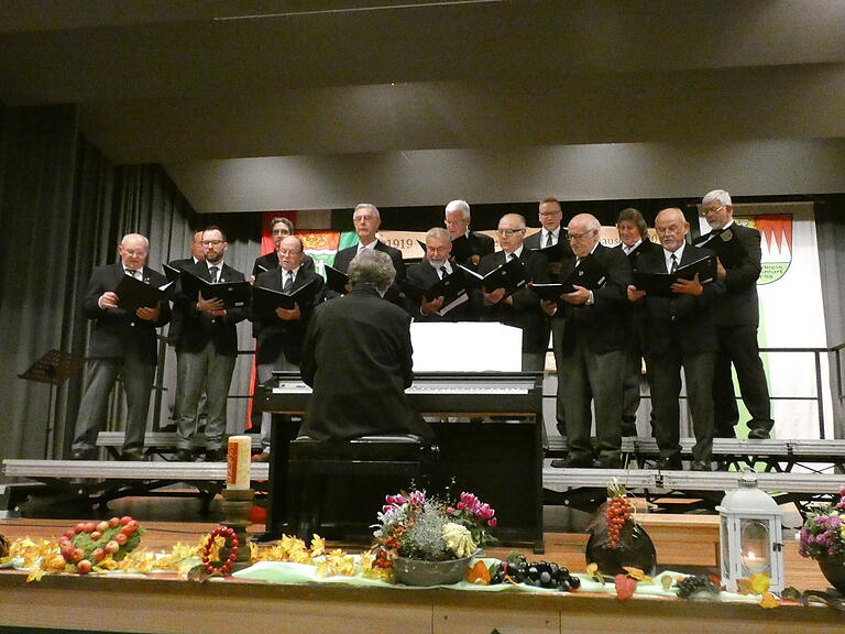 Monika Tengler begleitete die Liedertafel Ostheim am Klavier. Monika Tengler begleitete die Liedertafel Ostheim am Klavier.