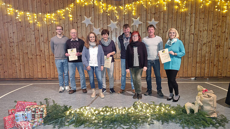 Jonas Prause (2. Vorsitzender), Günter Zimmermann (55 Jahre Ehrenamt), Kerstin Geus (30 Jahre Ehrenamt), Rita Stark, Stefan Reuß (beide 35 Jahre Ehrenamt), Carmen Übner (25 Jahre Ehrenamt), Klaus Reuß (35 Jahre Ehrenamt) und Petra Weingart (40 Jahre Ehrenamt). Jonas Prause (2. Vorsitzender), Günter Zimmermann (55 Jahre Ehrenamt), Kerstin Geus (30 Jahre Ehrenamt), Rita Stark, Stefan Reuß (beide 35 Jahre Ehrenamt), Carmen Übner (25 Jahre Ehrenamt), Klaus Reuß (35 Jahre Ehrenamt) und Petra Weingart (40 Jahre Ehrenamt).