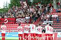 Schulterschluss mit den Anhängern: Die Spieler der Würzburger Kickers bedanken sich nach dem 1:1 gegen Hankofen-Hailing vor dem neuen Fan-Block beim Publikum.
