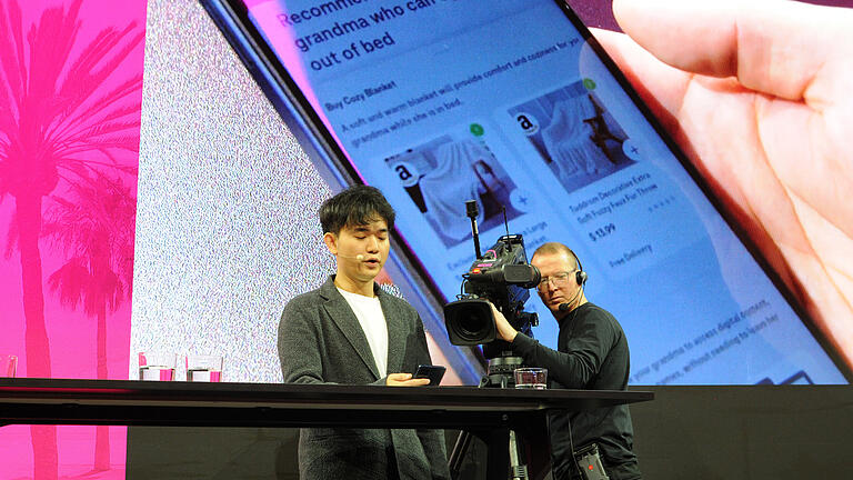 449586550.jpg       -  Jerry Yue stellt beim Mobile World Congress den Prototypen eines KI-Smartphones der Deutschen Telekom vor.