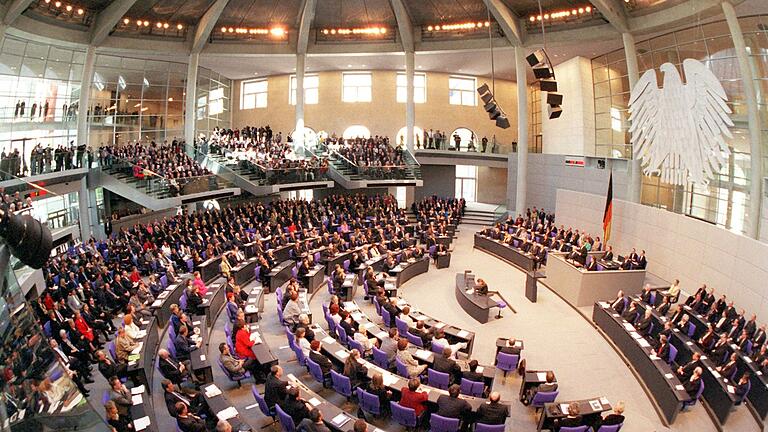 Regierungsumzug Bonn - Berlin - Viel Glas und Transparenz: Der umgebaute Plenarsaal im Reichstagsgebäude in Berlin. Regierungsumzug Bonn - Berlin - Viel Glas und Transparenz: Der umgebaute Plenarsaal im Reichstagsgebäude in Berlin.