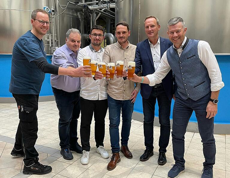 Stoßen auf gute gute Geschäftsbeziehungen an (von links): Manuel Reiter, Stefano Rubinato, Daniel Selig, Indienstleiter Daniel Achtmann, Bürgermeister Michael Ziegler und Claudio Cappeletti. Stoßen auf gute gute Geschäftsbeziehungen an (von links): Manuel Reiter, Stefano Rubinato, Daniel Selig, Indienstleiter Daniel Achtmann, Bürgermeister Michael Ziegler und Claudio Cappeletti.