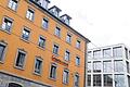 Eine Bank stellt sich neu auf: Die Filiale der HypoVereinsbank an der Ecke Schönborn-/Eichhornstraße bleibt auch langfristig erhalten und wird am 17. November nach Umbau wiedereröffnet. Rechts: Das neue Geschäftshaus Hof Emeringen.