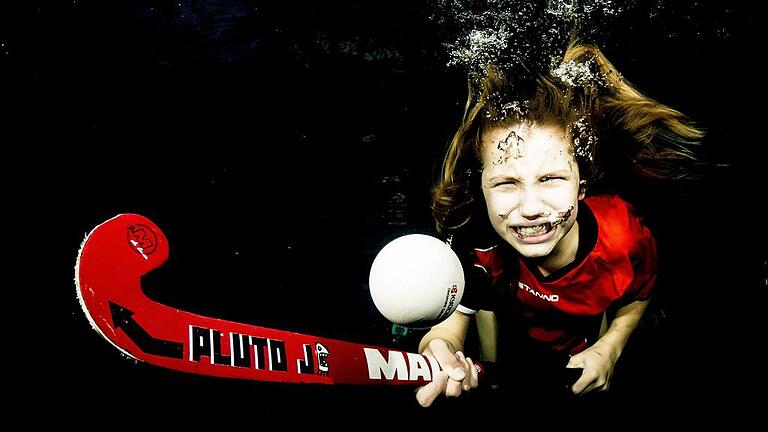 Mia Wegner spielt Unterwasserhockey.