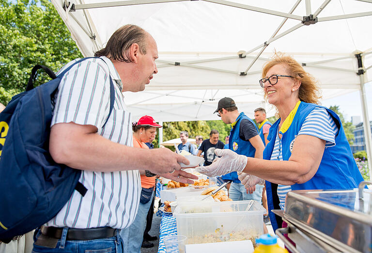 Beim Picknick der Bahnhofsmission kam man schnell ins Gespräch.