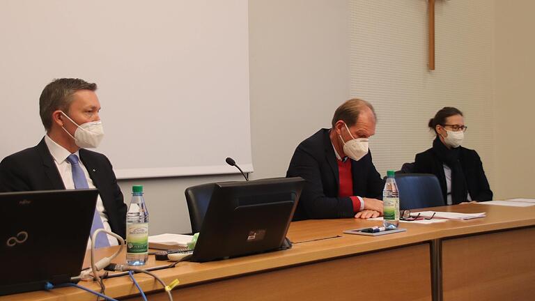 Pressekonferenz zum Thema Corona im Landratsamt Main-Spessart mit (von links) dem stellvertretenden Landrat Christoph Vogel, Klinikreferent René Bostelaar und Dr. Susann Walz, Pandiemiebeauftragte im Klinikum Main-Spessart. Pressekonferenz zum Thema Corona im Landratsamt Main-Spessart mit (von links) dem stellvertretenden Landrat Christoph Vogel, Klinikreferent René Bostelaar und Dr. Susann Walz, Pandiemiebeauftragte im Klinikum Main-Spessart.