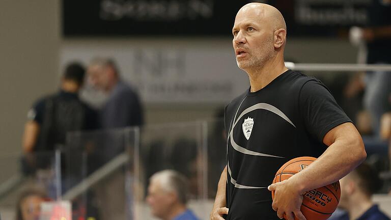 Blick in eine bessere Zukunft? Baskets-Trainer Denis Wucherer erwartet ein besseres Abschneiden als in der vergangenen Saison, die die Würzburger als Sechzehnter beendeten. Blick in eine bessere Zukunft? Baskets-Trainer Denis Wucherer erwartet ein besseres Abschneiden als in der vergangenen Saison, die die Würzburger als Sechzehnter beendeten.