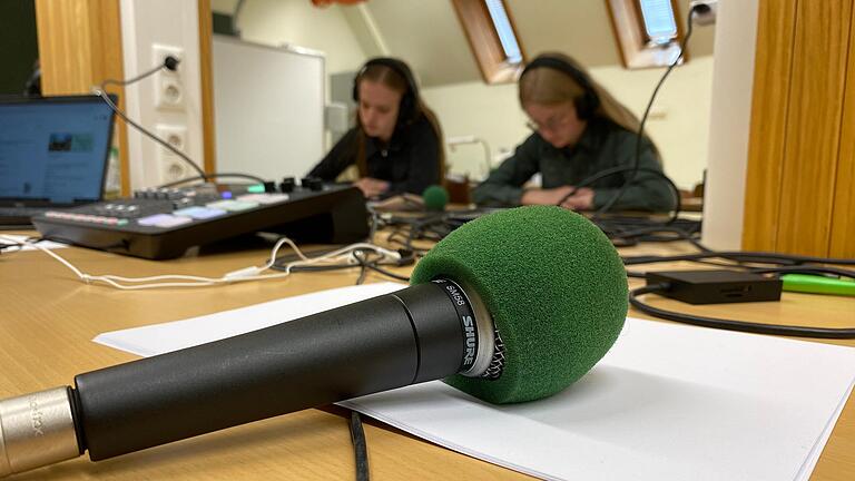 Schülerinnen und Schüler der Wilhelm-Sattler-Realschule produzieren einen Podcast zum Thema Pflegeberufe.