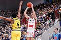 Zac Seljaas (rechts) erzielte für die Würzburg Baskets am Sonntag gegen Ludwigsburg 19 Punkte und verwandelte drei Dreipunktewürfe wie hier gegen den Justin Simon.