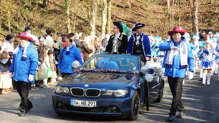 Mit dem Faschingsumzug der Gemeinde Schonungen endeten bei den Mainberger Schlossgeistern die Veranstaltungen zu ihrem 44-jährigen Bestehen. Eine große Zahl von meist fantasievoll maskierten Zuschauern war in das Dorf vor den Toren Schweinfurts gekommen, um gut gelaunt am Samstagnachmittag zu feiern.
