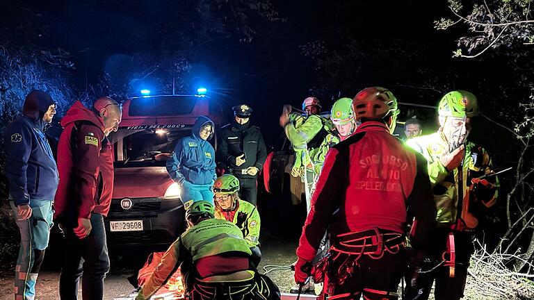 Tote bei Absturz von Seilbahn in Italien       -  Rettungskräfte arbeiten an der Absturzstelle.