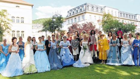 Gruppenbild mit Damen: Quellenköniginnen aus sechs Jahrzehnten trafen sich beim Rakoczy-Fest am Sonntag. Gruppenbild mit Damen: Quellenköniginnen aus sechs Jahrzehnten trafen sich beim Rakoczy-Fest am Sonntag.