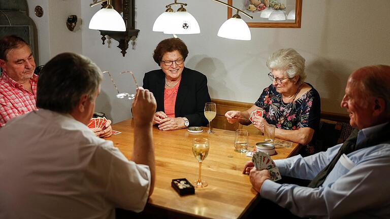 Barbara Stamm im Herbst 2019 beim Schafkopf mit Freunden. In dieser privaten Runde fühlte sich die Spitzenpolitikerin am wohlsten. Barbara Stamm im Herbst 2019 beim Schafkopf mit Freunden. In dieser privaten Runde fühlte sich die Spitzenpolitikerin am wohlsten.
