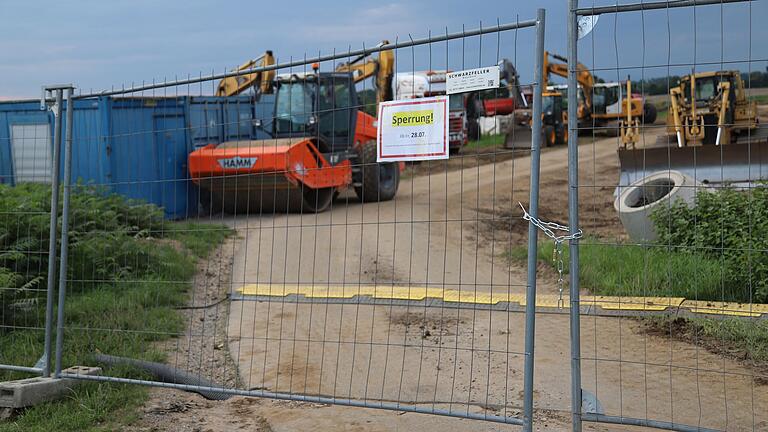 Das Unternehmen Schäflein hat mit den Bauarbeiten für seinen Logistik-Standort in Gerolzhofen begonnen. Der Stadtrat hat nun beschlossen, den Flurweg, der das Gelände durchschneidet, zu entwidmen. Das Unternehmen Schäflein hat mit den Bauarbeiten für seinen Logistik-Standort in Gerolzhofen begonnen. Der Stadtrat hat nun beschlossen, den Flurweg, der das Gelände durchschneidet, zu entwidmen.